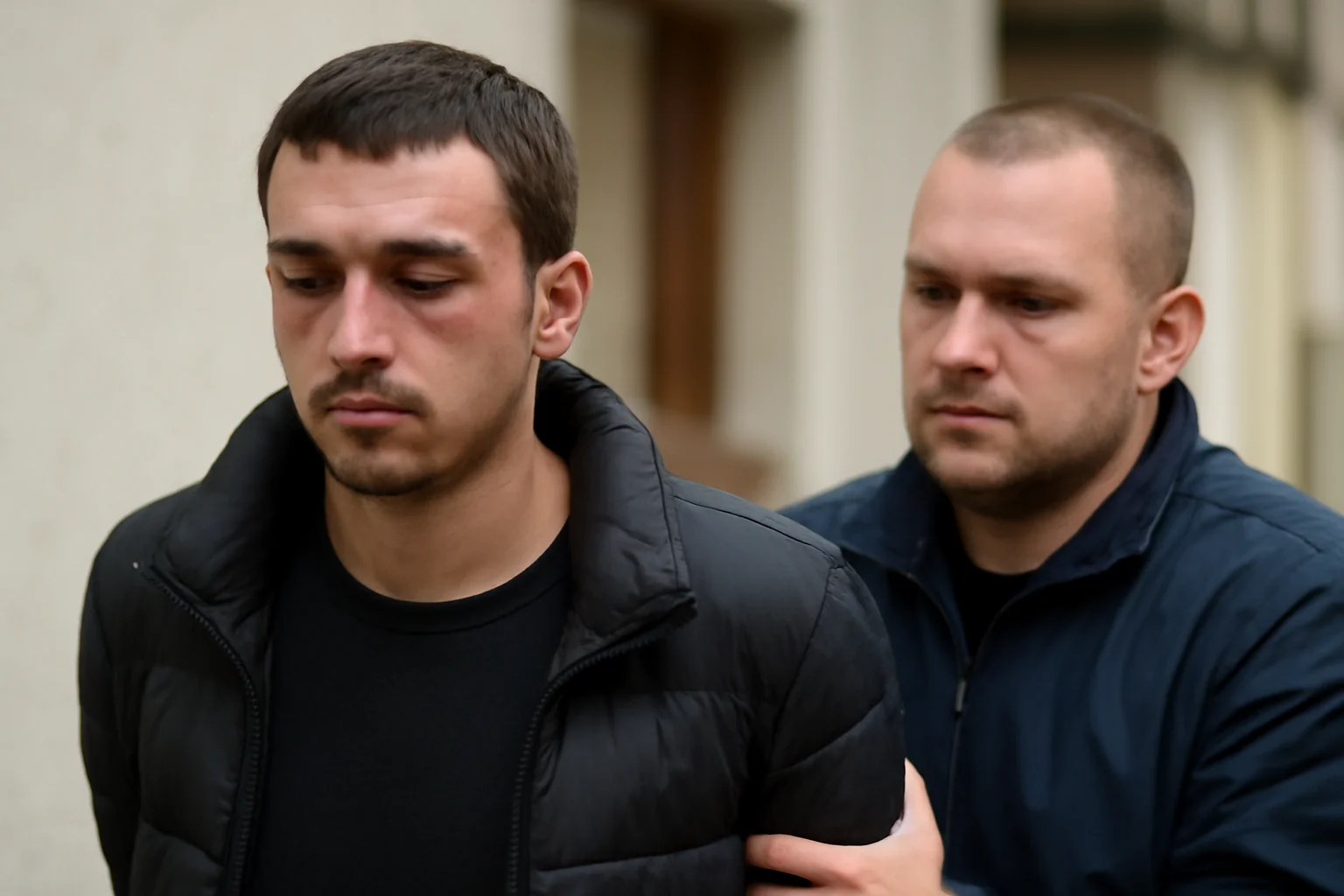 Românul umilit de agenți și câștigător al procesului la CEDO ajunge după gratii, alături de un partener acuzat de trafic de droguri – informații în premieră